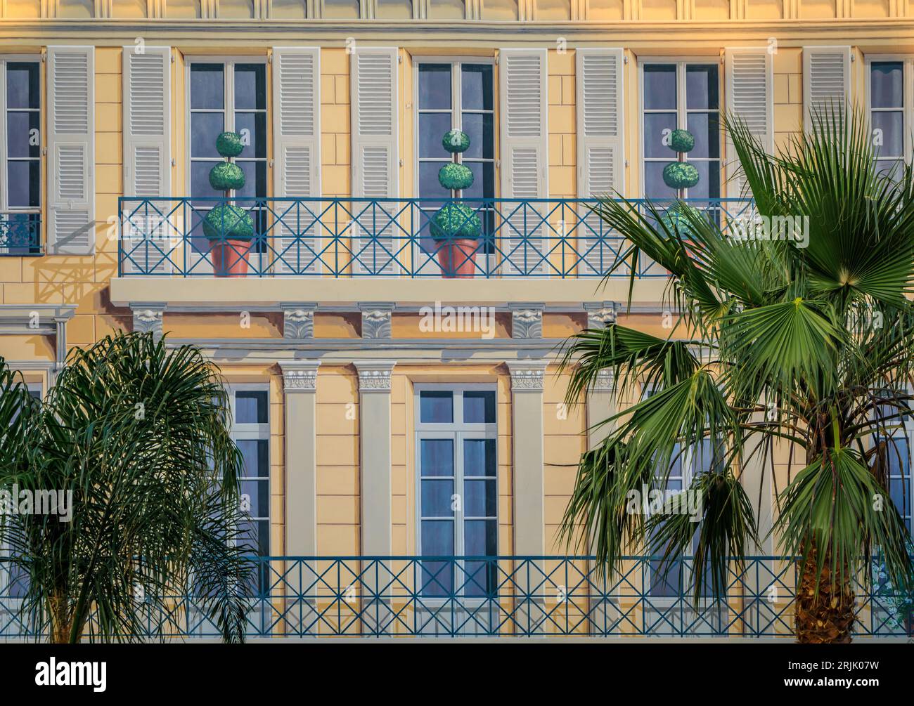 Mediterrane Hausfassade mit Trompe l'oeil-Lackierung in Nizza, französische Riviera, Südfrankreich Stockfoto