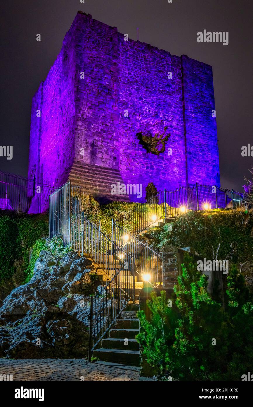 Clitheroe Castle, beleuchtetes Lila bei Nacht Stockfoto