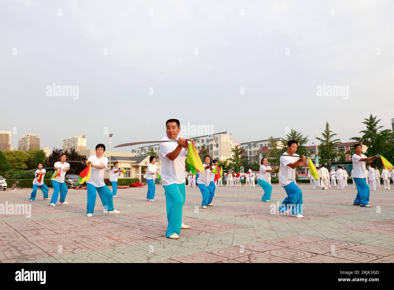 Luannan County - 25. August 2018: Tai Chi Knife Physical Exercise, Luannan County, Provinz Hebei, China Stockfoto
