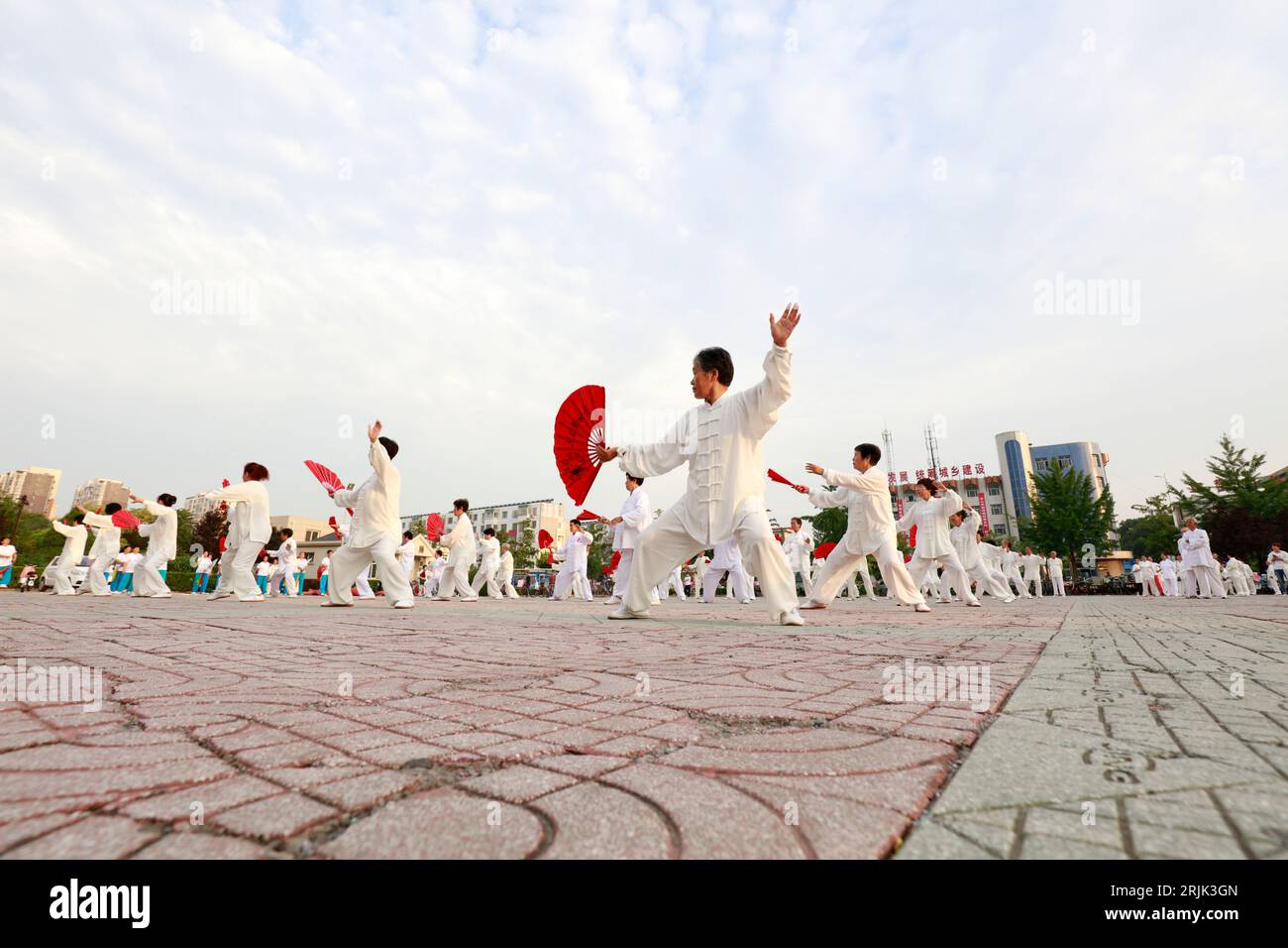 Luannan County - 25. August 2018: Tai Chi Kung Fu Fan Performance, Luannan County, Provinz Hebei, China Stockfoto