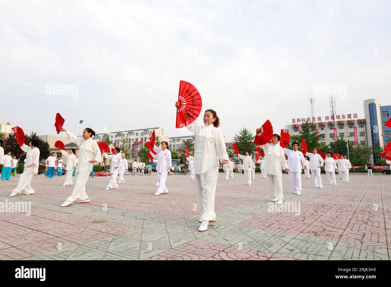 Luannan County - 25. August 2018: Tai Chi Kung Fu Fan Performance, Luannan County, Provinz Hebei, China Stockfoto