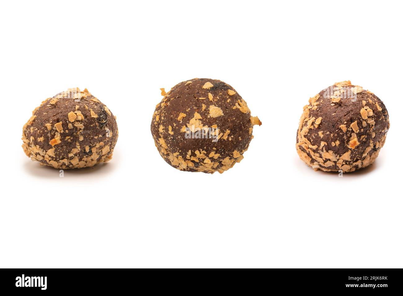 Schokoladenkuchen isoliert auf weißem Hintergrund. Draufsicht. Stockfoto