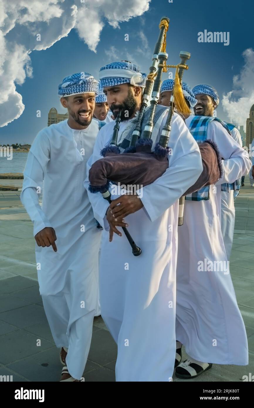 Ein fesselndes Foto zeigt Omans vielfältige Musikkultur. Der Oman ist auf seine multiethnischen Wurzeln zurückzuführen und verfügt über eine reiche Vielfalt an musikalischen und tänzerischen Genres Stockfoto