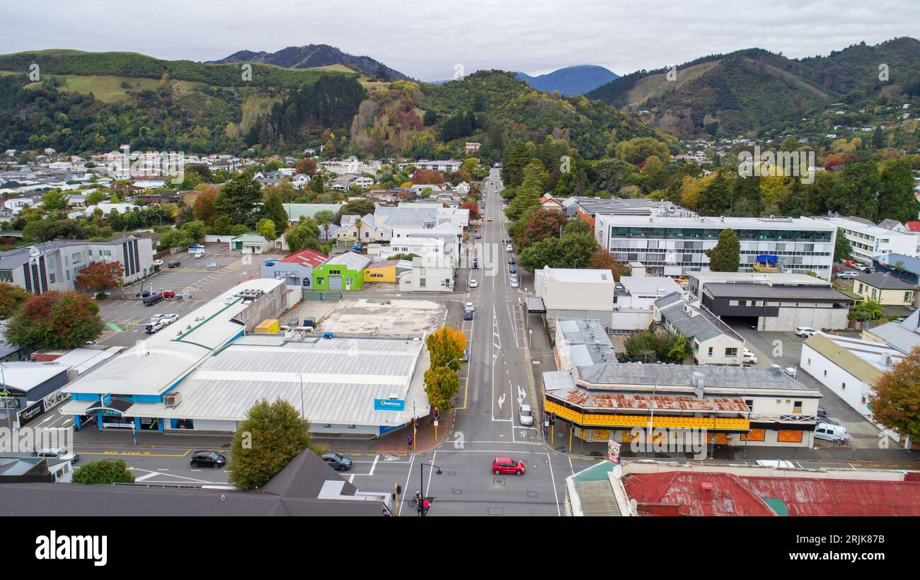 Bridge Street, Nelson, Neuseeland, mit Blick auf das Denkmal des Zentrums von Neuseeland Stockfoto