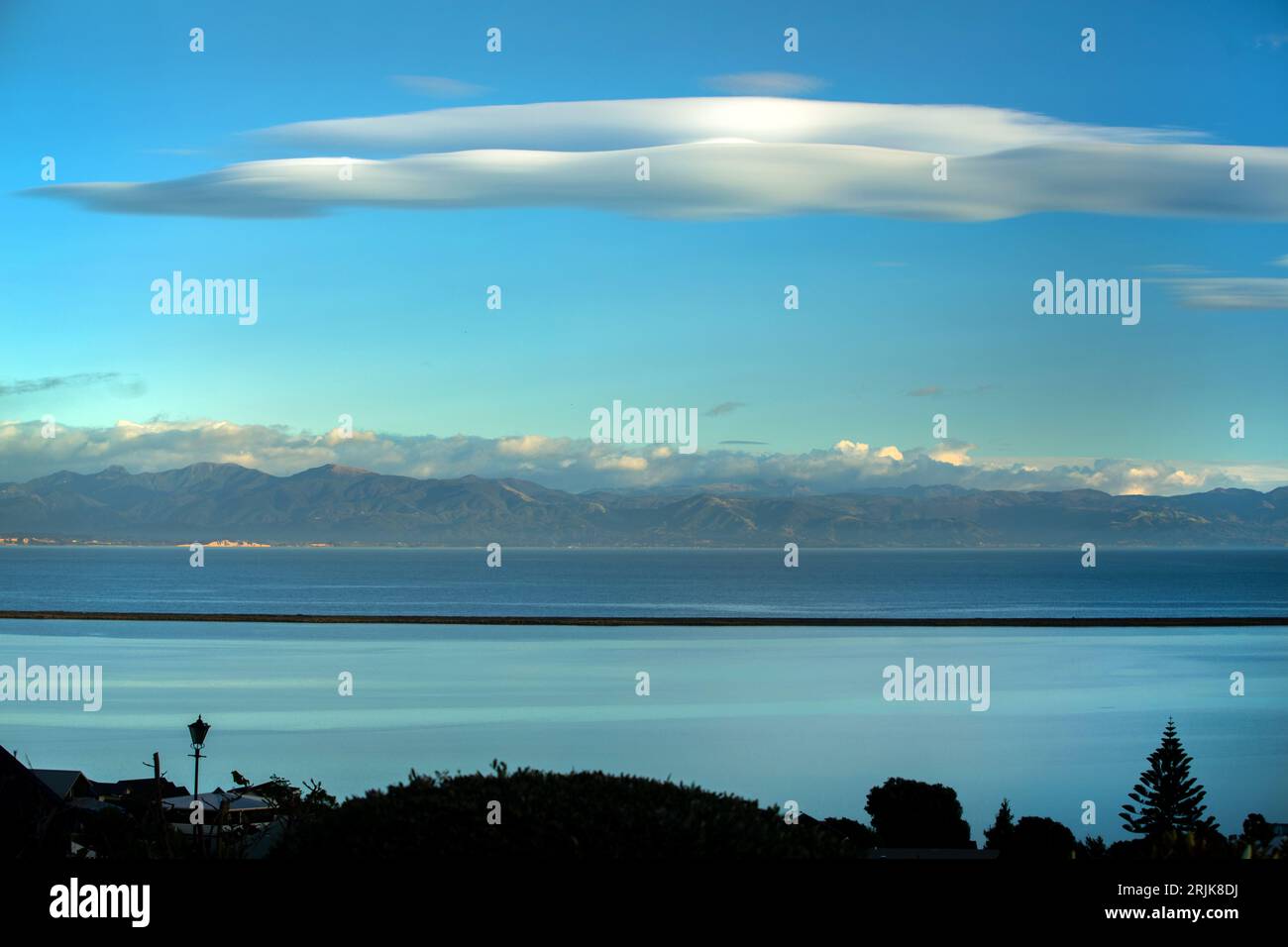 Wolken über Tasman Bay, Nelson, Neuseeland Stockfoto