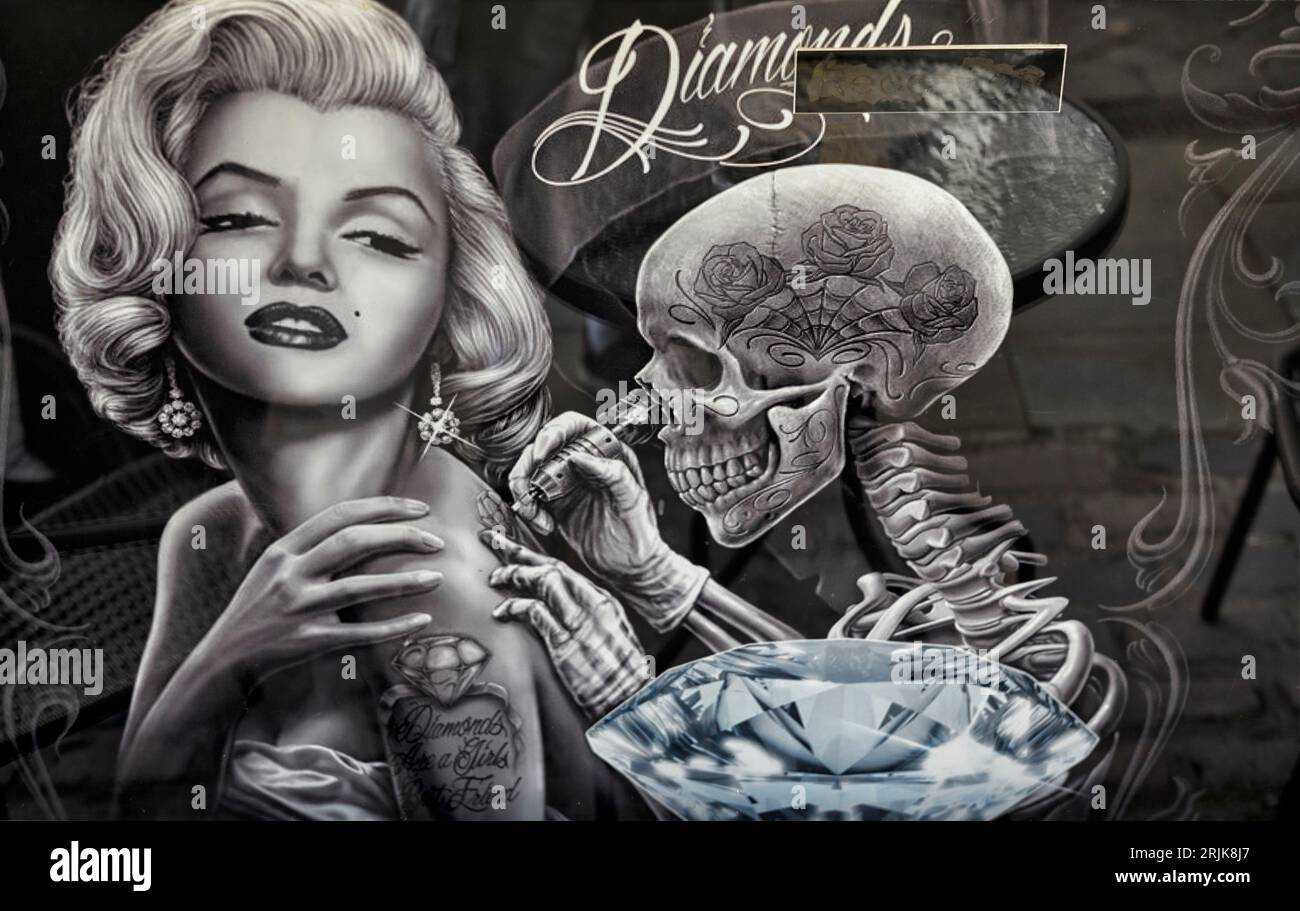 Marilyn Monroe Art. Fensterkunst und graviertes Bild auf einem Tattoo Shop Fenster England UK Stockfoto