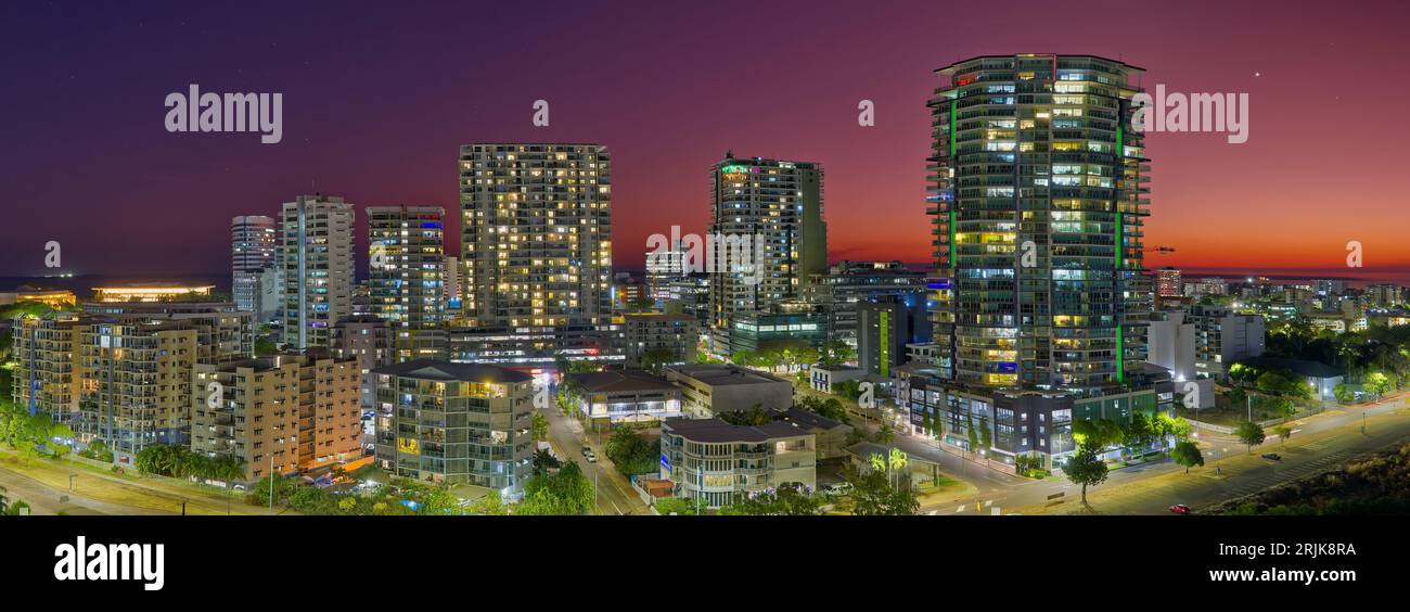 Panorama von Darwin City Apartmenttürmen bei Sonnenuntergang vom Turmdach gegen orange und lila Dämmerung Himmel, Darwin, Northern Territory, Australien Stockfoto