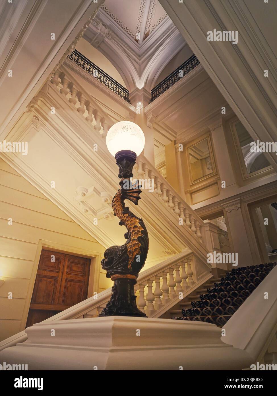 Luxuriöses Treppenhaus mit Vintage-Lampe, die in der Halle eines 5-Sterne-Hotels leuchtet Stockfoto