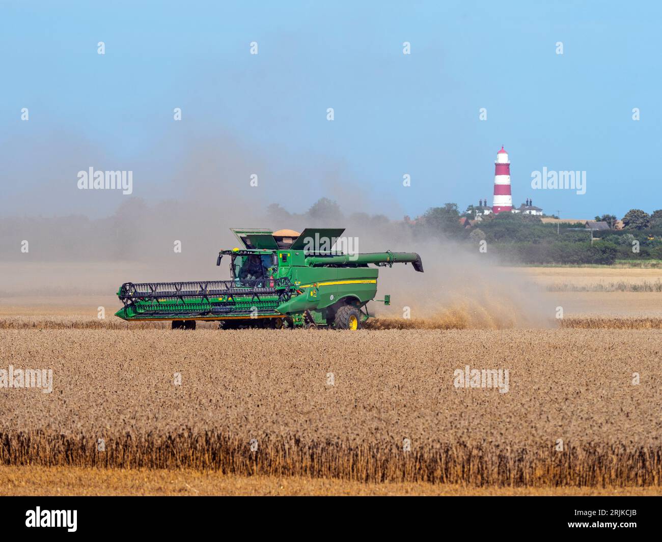 Kombinieren Sie die Ernte mit Happisburgh Light House Norfolk August Stockfoto