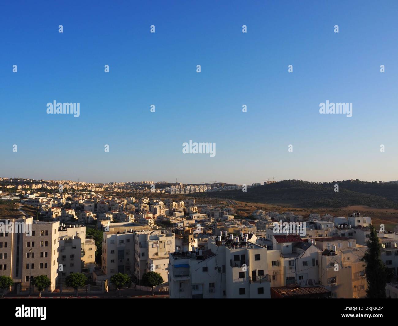 Blick auf Beit Shemesh vor Shabbat Stockfoto