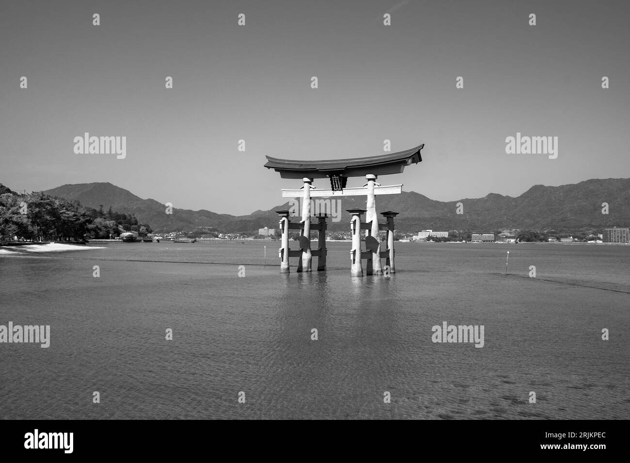 Miyajima, Japan - 29. März 2023: Der hoch aufragende Torii des Itsukushima-Schreins, der zum UNESCO-Weltkulturerbe erklärt wurde, befindet sich in Miyajima, Hiroshima Stockfoto