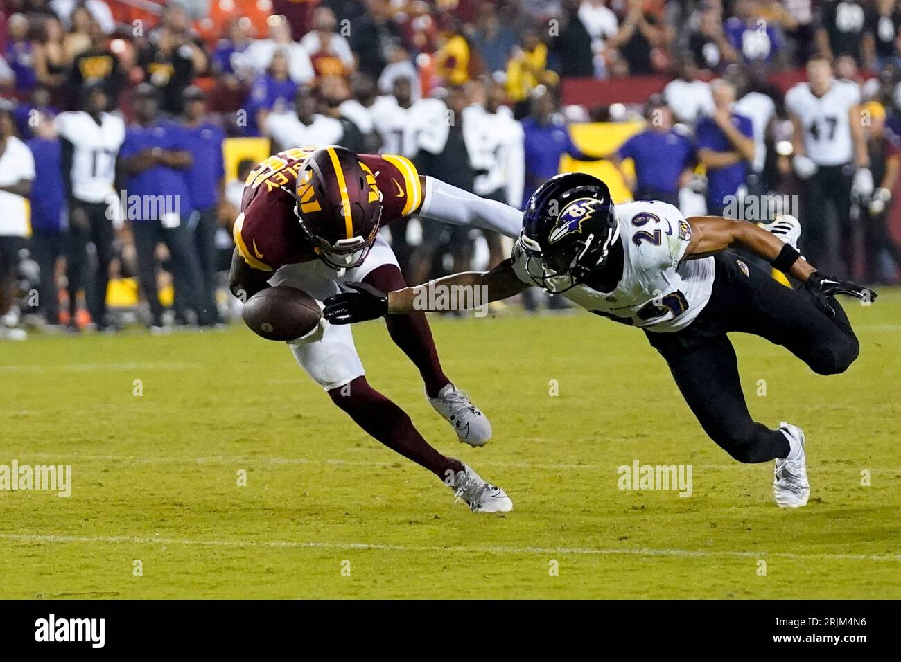 Washington Commanders wide receiver Mitchell Tinsley (86) can't hang onto the pass as Baltimore Ravens safety Ar'Darius Washington (29) defends during the second half of an NFL preseason football game Monday, Aug. 21, 2023, in Landover, Md.(AP Photo/Stephanie Scarbrough) Stockfoto