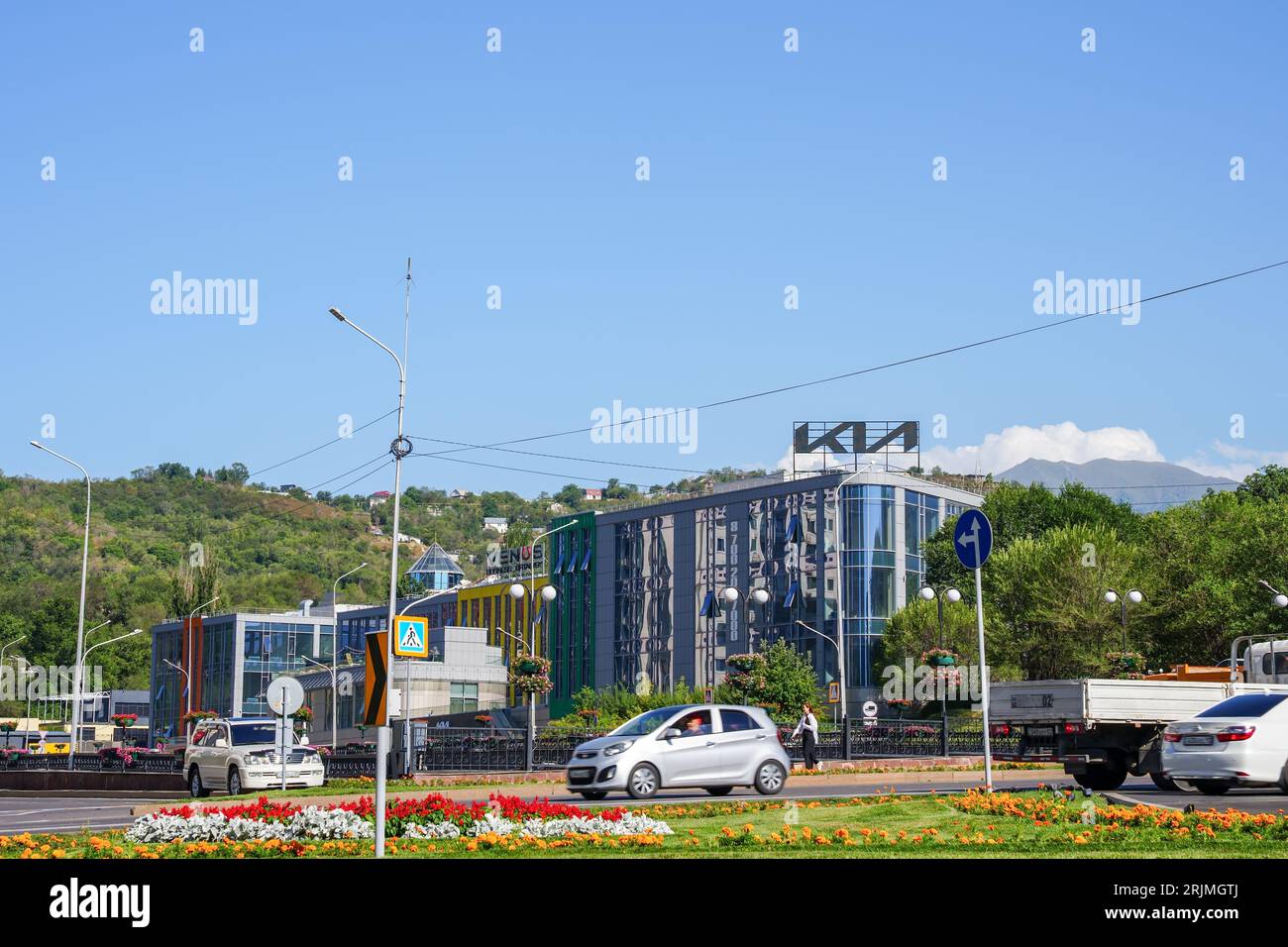 Almaty, Kasachstan - 17. August 2023: Kia-Büro in einem städtischen Gebäude. Automobilindustrie Stockfoto