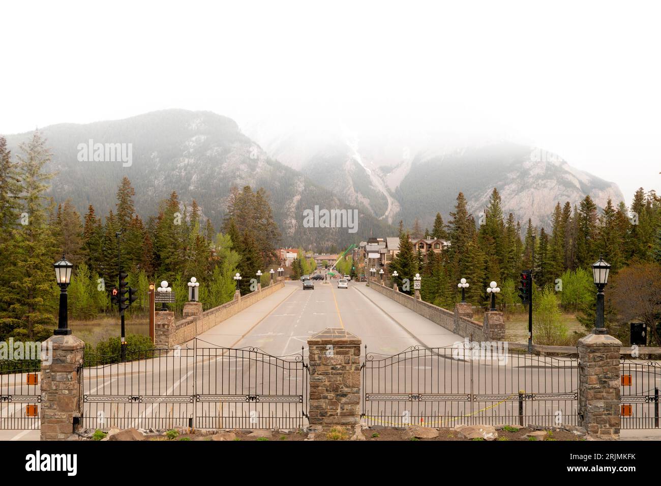 Blick auf die Smokey Banff Avenue, Banff, Kanada bei Waldbränden. Cascade Mountain im Hintergrund, verdeckt von Rauchschwaden. Stockfoto