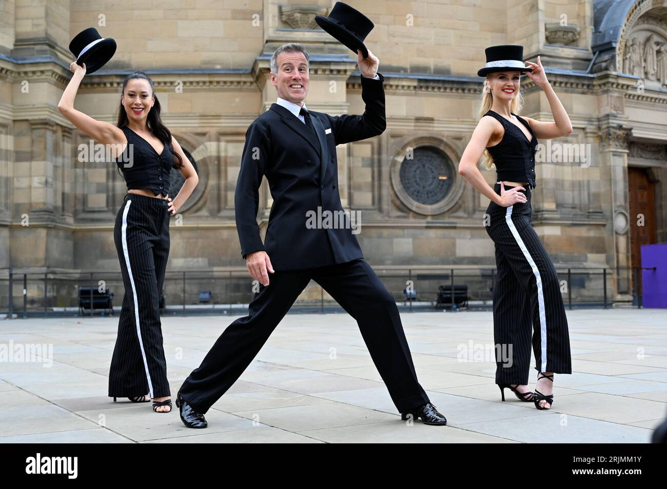 Edinburgh, Schottland, Großbritannien. August 2023. Edinburgh Fringe Festival: Anton du Beke und seine Tänzerinnen (in Kostümen) feiern Anton’s Ankunft in der McEwan Hall für seinen Debütanlauf am Edinburgh Fringe vom 23. Bis 28. August in seiner Show an Afternoon with Anton du Beke and Friends. Vorstellung im Unterbau, McEwan Hall, Bristo Square. Bildunterschrift, die teilweise aus der offiziellen Pressemitteilung erstellt wurde. Credit Craig Brown/Alamy Live News Stockfoto