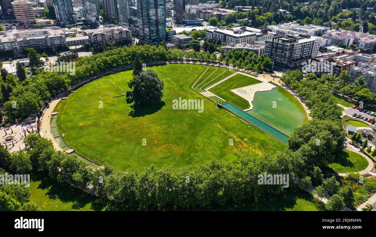 Ein Blick aus der Vogelperspektive auf einen malerischen Stadtpark mit üppigem grünem Gras und hohen Bäumen in Bellevue. Stockfoto