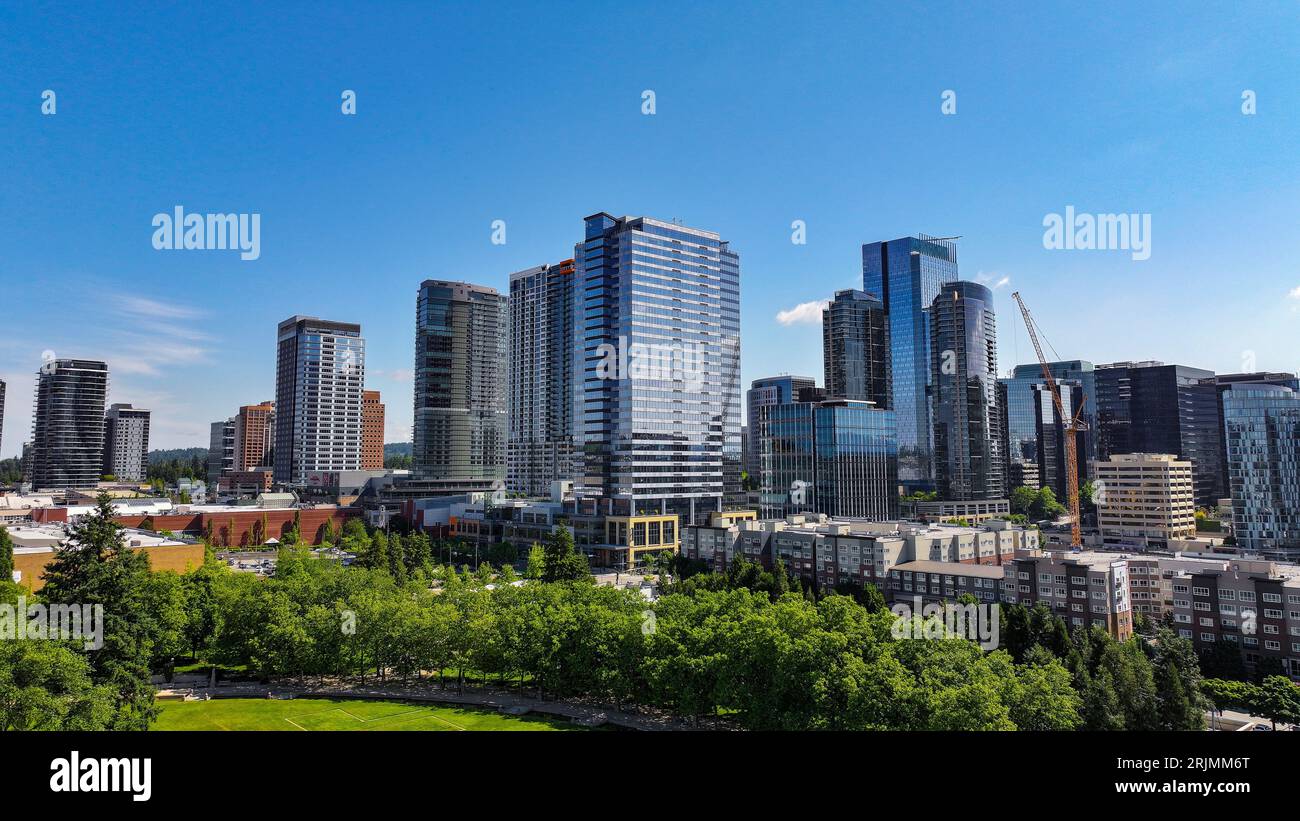 Ein geschäftiges Stadtbild mit den hohen Gebäuden der Innenstadt von Bellevue, Washington. Stockfoto