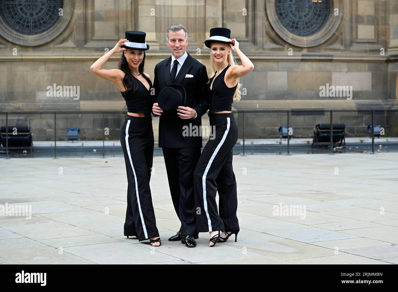 Edinburgh, Schottland, Großbritannien. August 2023. Edinburgh Fringe Festival: Anton du Beke und seine Tänzerinnen (in Kostümen) feiern Anton’s Ankunft in der McEwan Hall für seinen Debütanlauf am Edinburgh Fringe vom 23. Bis 28. August in seiner Show an Afternoon with Anton du Beke and Friends. Vorstellung im Unterbau, McEwan Hall, Bristo Square. Bildunterschrift, die teilweise aus der offiziellen Pressemitteilung erstellt wurde. Credit Craig Brown/Alamy Live News Stockfoto