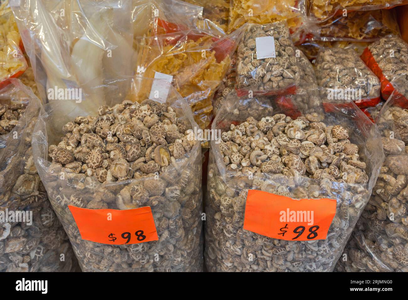 Getrocknete Pilze in Bulk Bags traditionelle chinesische Küche Hong Kong Store Stockfoto