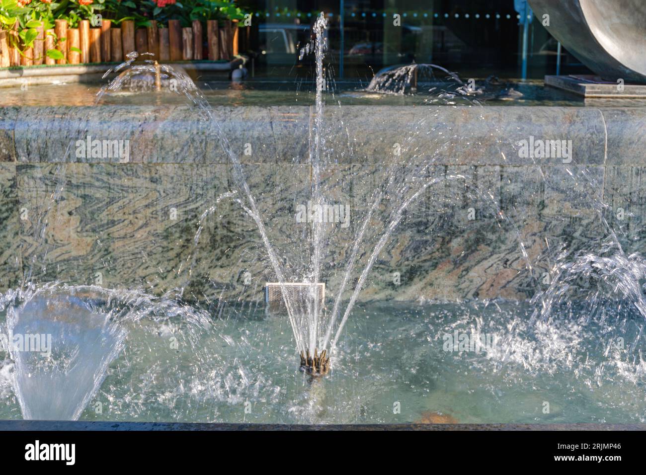 Marmorstein Wasserstrahlbrunnen vor dem Bürogebäude in Hongkong Stockfoto