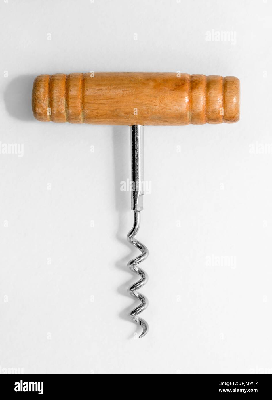 Weinkorkenzieher mit Holzgriff auf weißem Hintergrund. Stockfoto