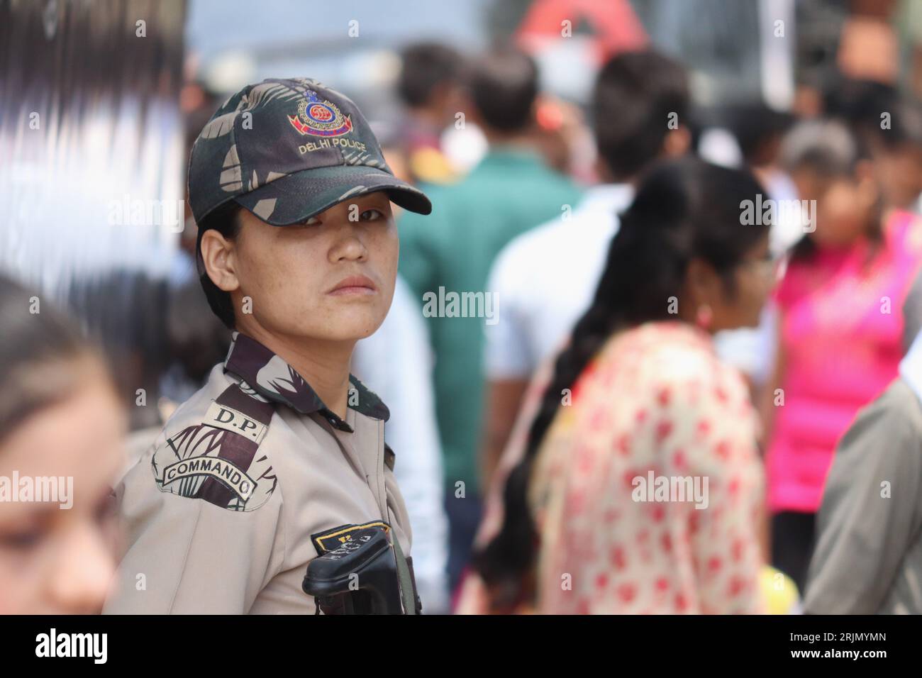 Weibliches Mitglied der indischen SWAT-Polizei auf den Straßen von Neu-Delhi, Indien Stockfoto