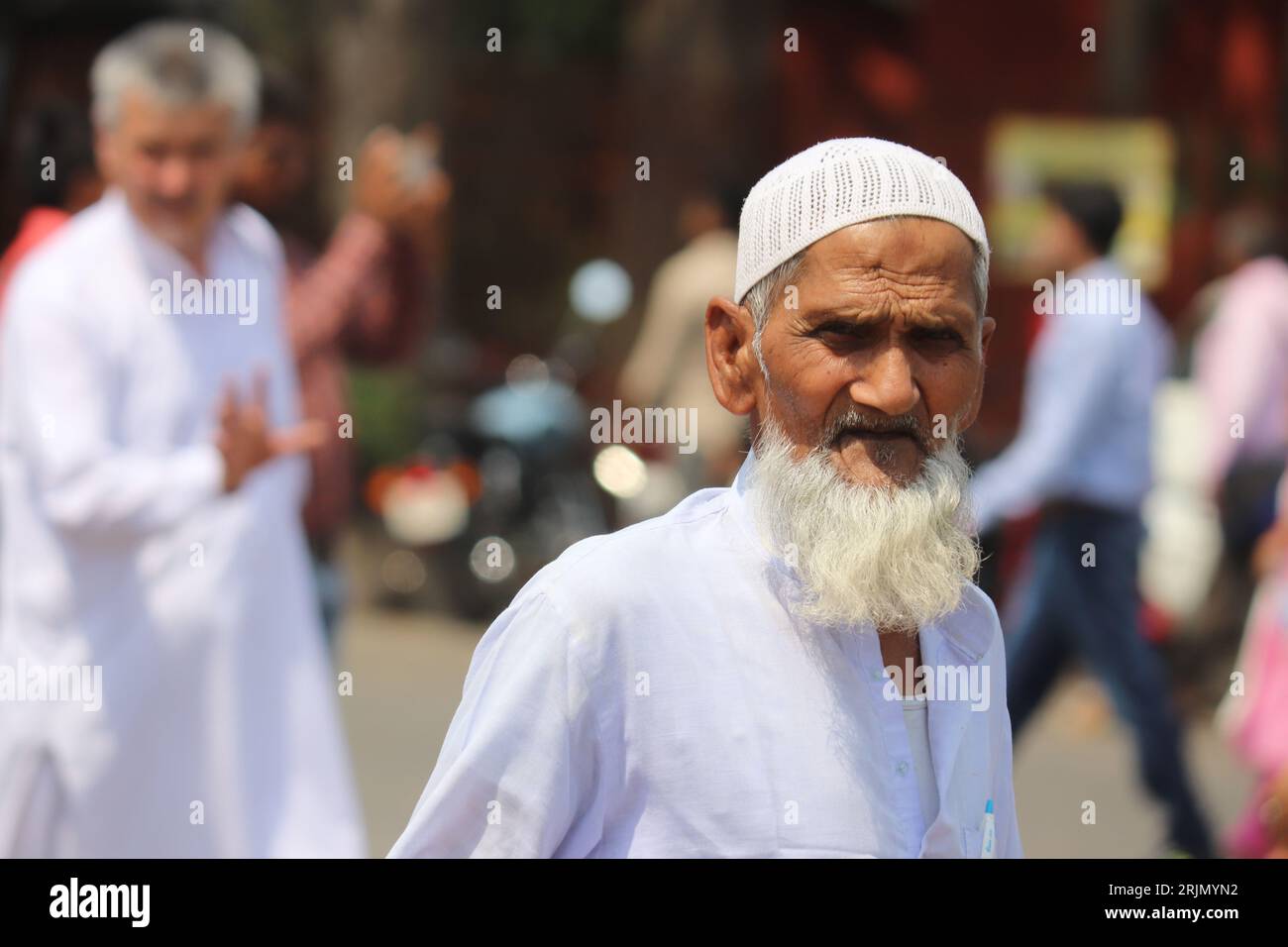 Der alte Mann war traditionell in den Straßen von Neu-Delhi, Indien gekleidet Stockfoto