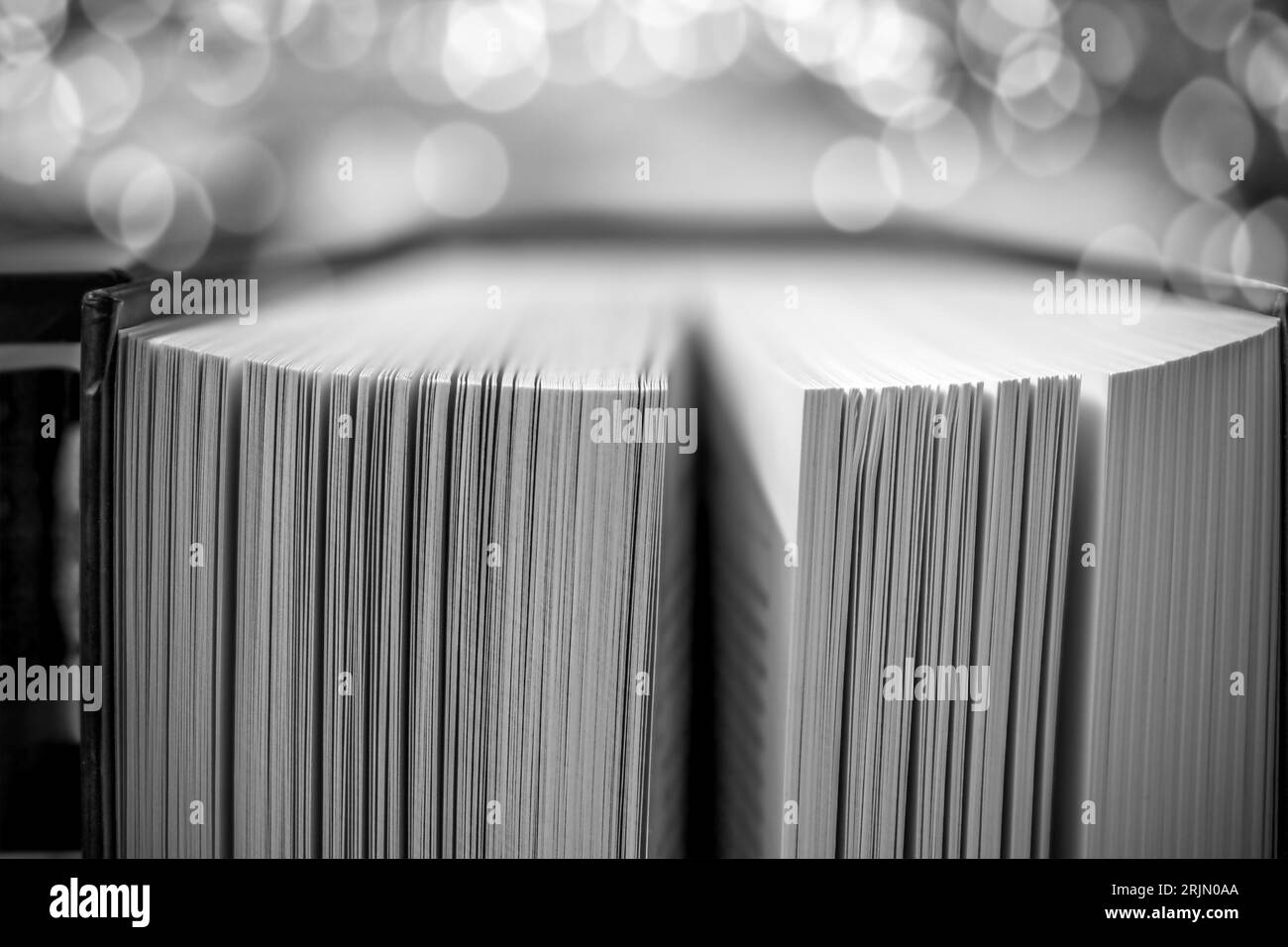 Geheimnisvolles Buch mit Glitzern. Literatur und Märchenkonzept. Stockfoto