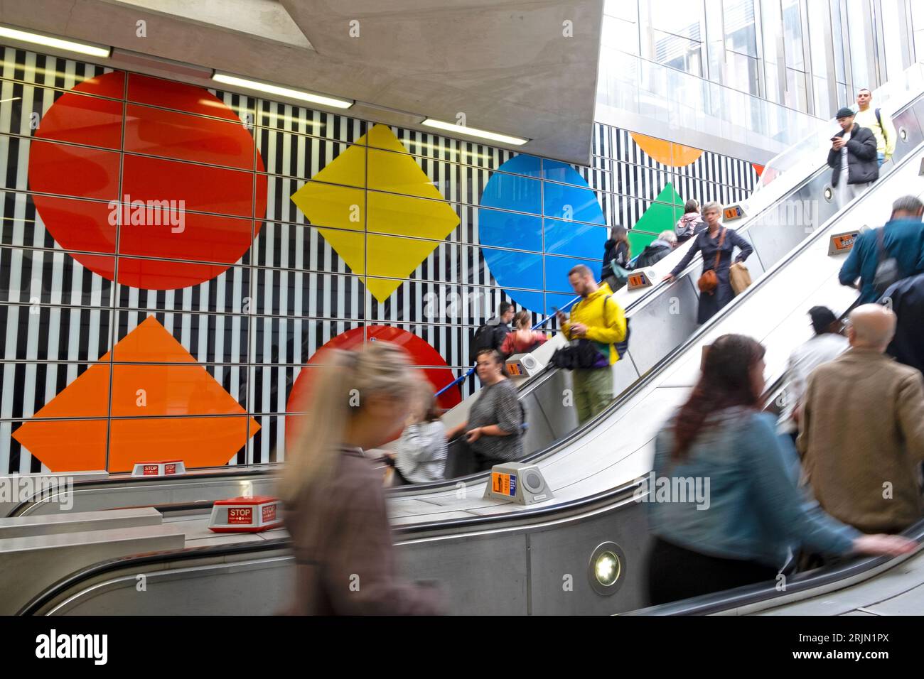 Besucher der Elizabeth Line U-Bahn-Rolltreppe mit farbenfrohen Wanddesigns an der Tottenham Court Road Station London UK KATHY DEWITT Stockfoto