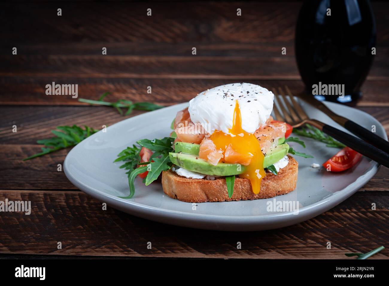 Frühstück Toast. Toast mit Avocado, Lachs und pochiertem Ei. Keto-Diät Stockfoto