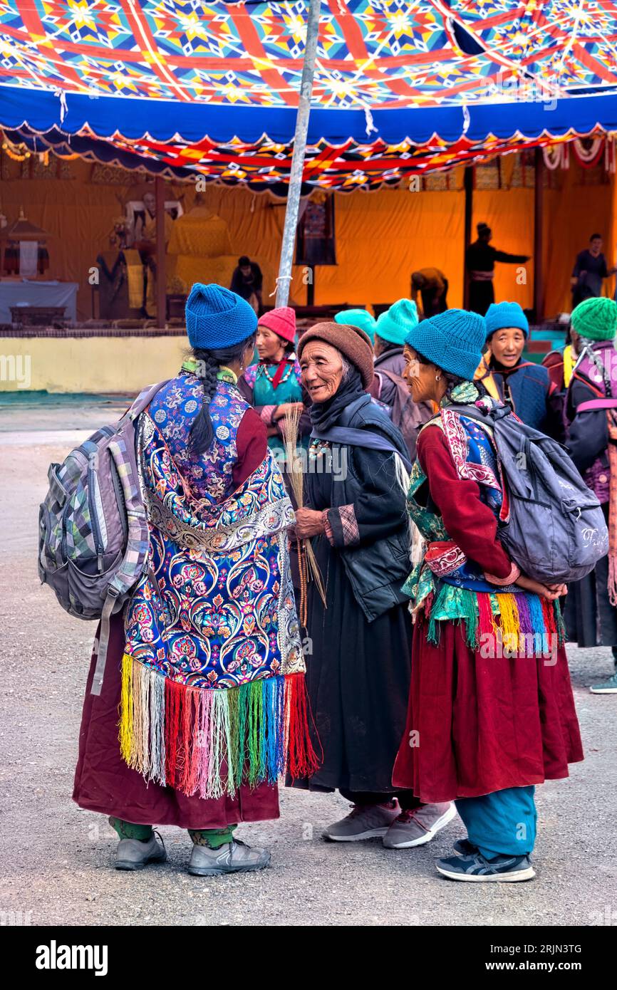 Ladakhi-Frauen in traditioneller Kleidung (perak-Kopfschmuck) in einem High-lama-Unterricht, Lingshed, Ladakh, Indien Stockfoto