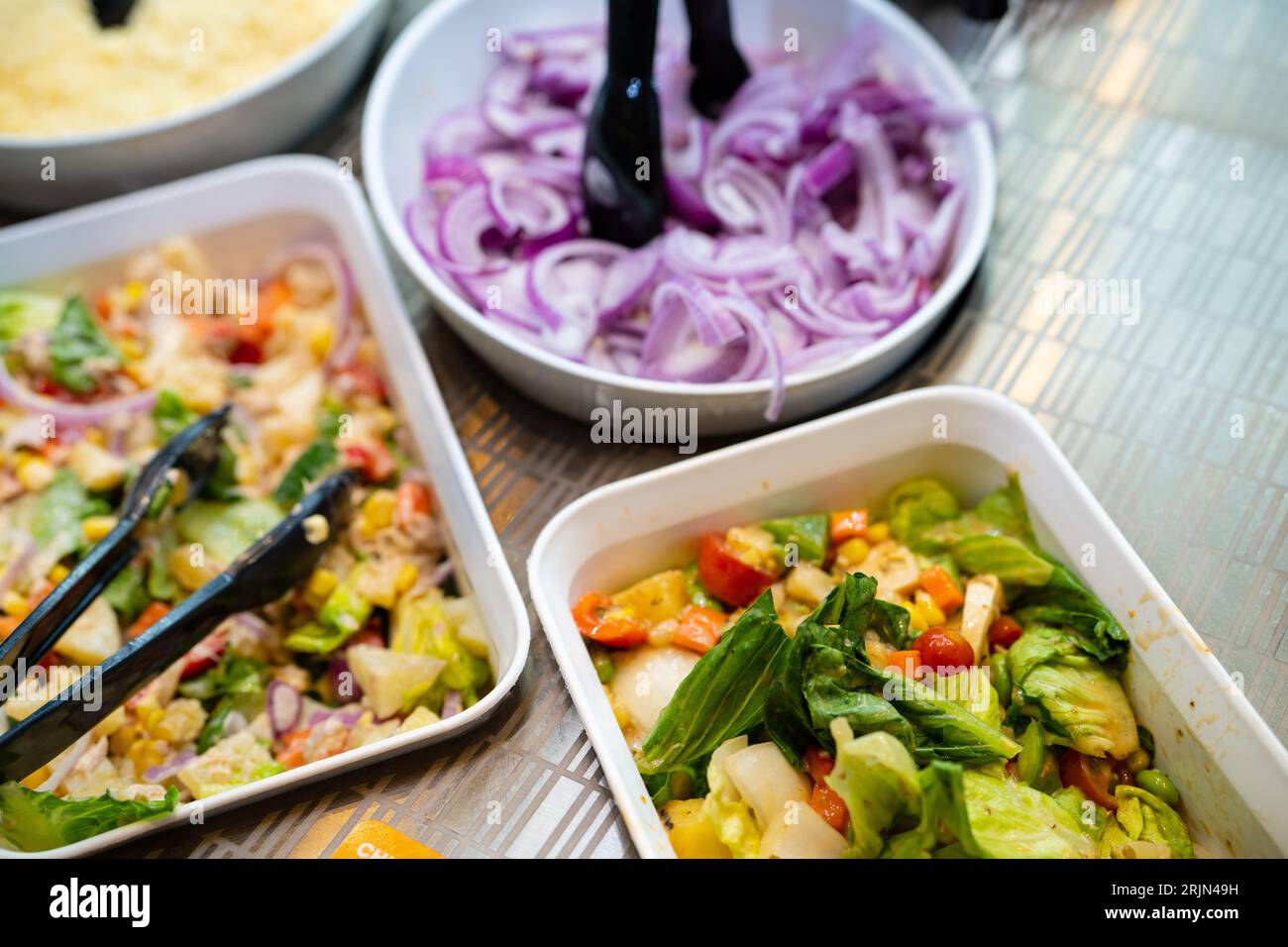 Salatbar. Salatbuffet im Restaurant. Frisches Salatbuffet zum Mittagessen. Gesunde Ernährung. Gemüsesalat in Schüssel auf der Theke. Vegetarisches Essen. Stockfoto