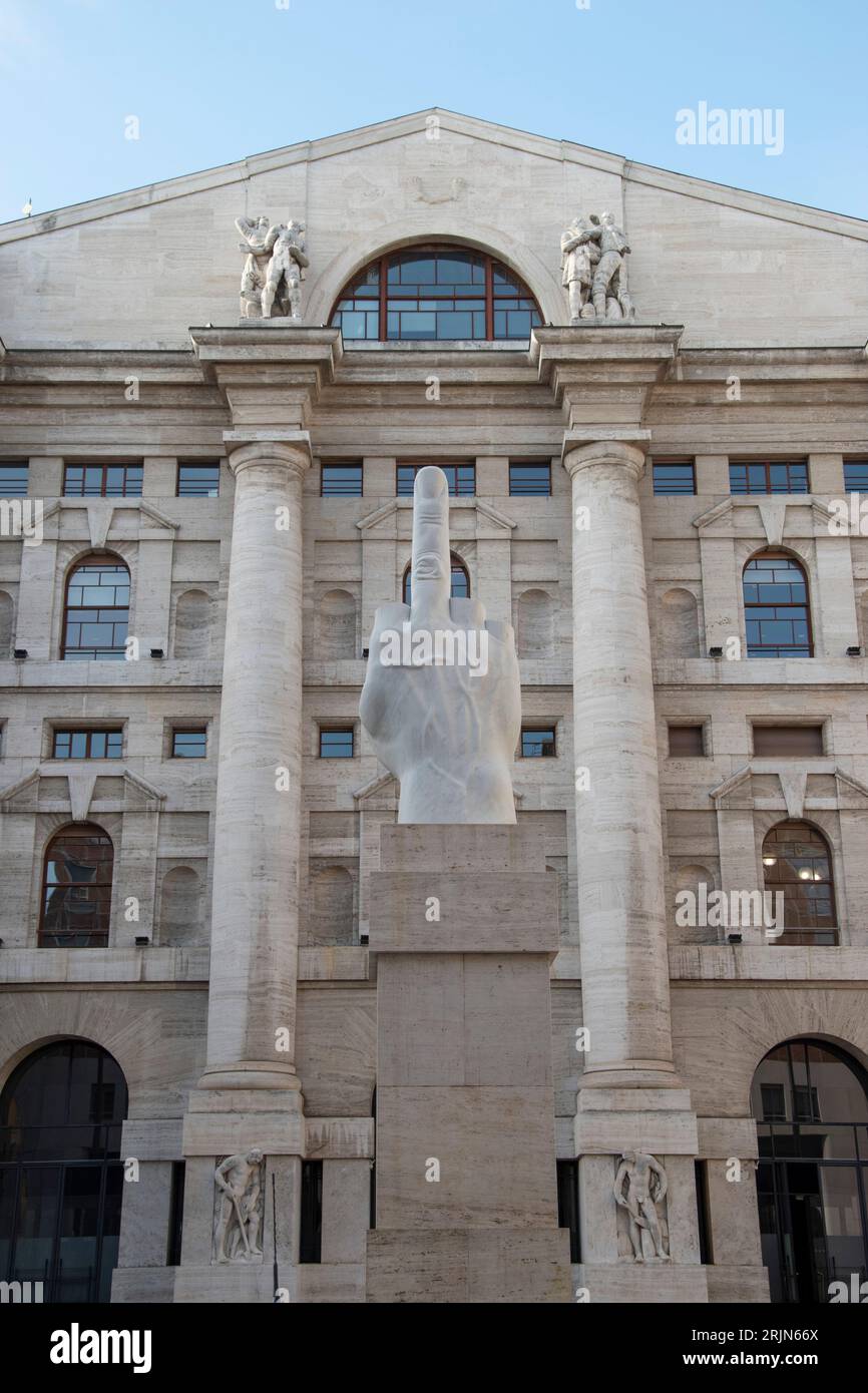 Palazzo Mezzanotte oder Palazzo della Borsa di Milano, Mittelfinger Skulptur, Italien Stockfoto