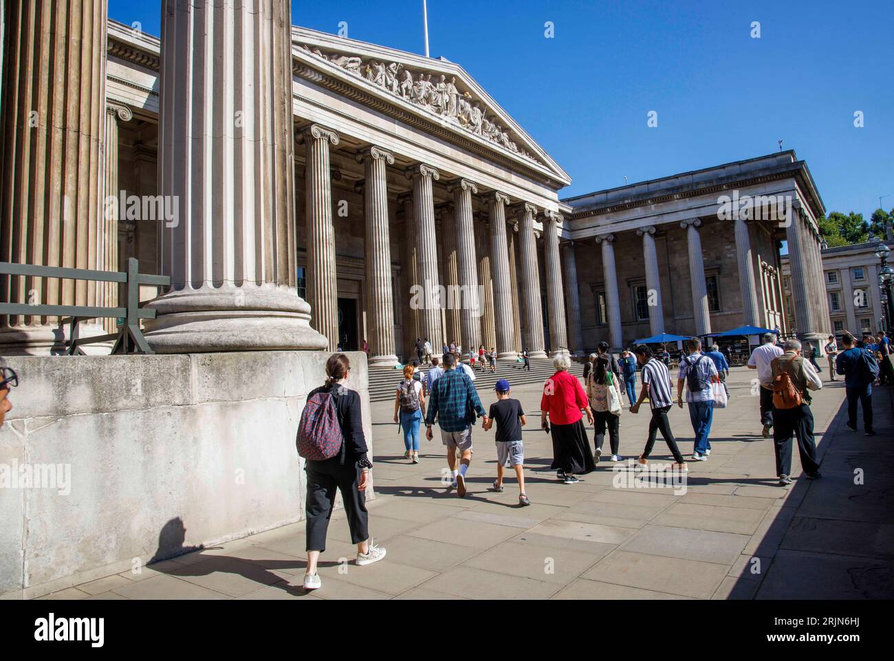 London, Großbritannien. August 2023. Besucher des British Museum. Ein Mitarbeiter wurde entlassen, und es wird berichtet, dass mindestens 1.000 Teile fehlen. Griechische Archäologen behaupten, dass Diebstähle im British Museum zeigen, dass Elgin Marbles nicht sicher sind und nach Griechenland zurückgebracht werden sollten. Quelle: Mark Thomas/Alamy Live News Stockfoto