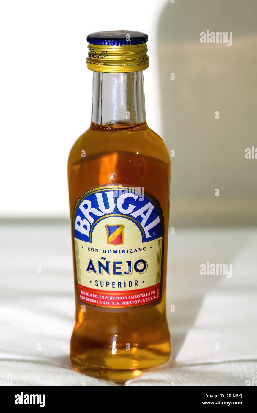Oviedo, Spanien, kleine Flasche dominikanischen Rums der Marke Brugal Stockfoto