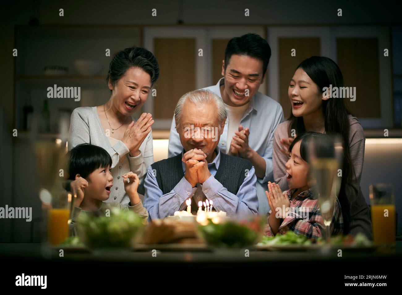 Alles gute, asiatische Familie der 3. Generation, die Opas Geburtstag zu Hause feiert Stockfoto