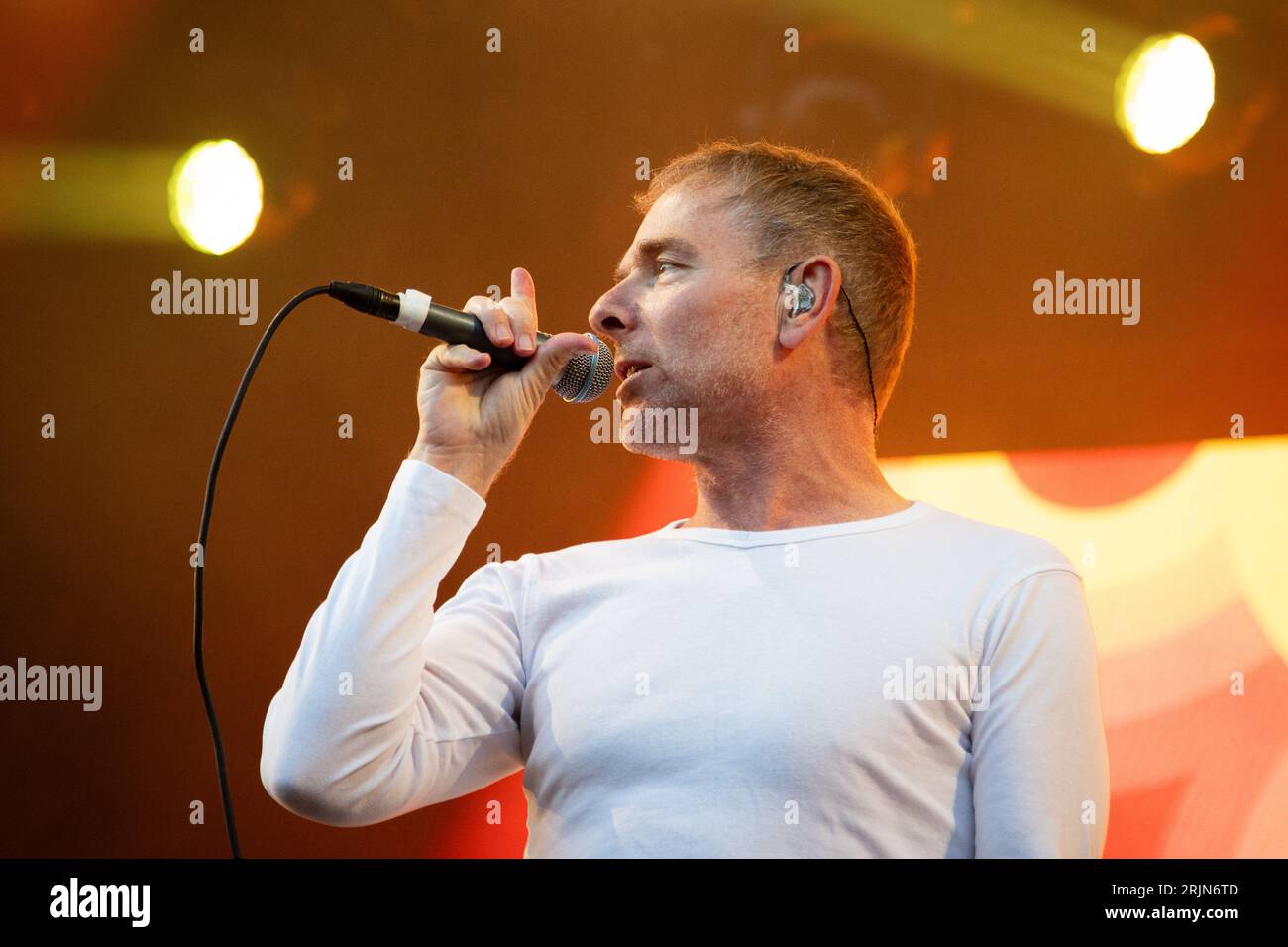 Trondheim, Norwegen. August 2023. Die schottische Indie-Pop-Band Belle and Sebastian spielt ein Live-Konzert während des norwegischen Musikfestivals PStereo Festival 2023 in Trondheim. Hier ist Sänger Stuart Murdoch live auf der Bühne zu sehen. (Foto: Gonzales Photo - Tor Atle Kleven). Stockfoto