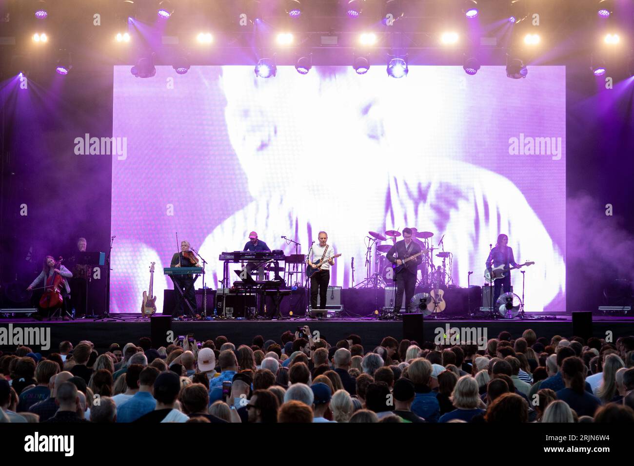 Trondheim, Norwegen. August 2023. Die schottische Indie-Pop-Band Belle and Sebastian spielt ein Live-Konzert während des norwegischen Musikfestivals PStereo Festival 2023 in Trondheim. (Foto: Gonzales Photo - Tor Atle Kleven). Stockfoto