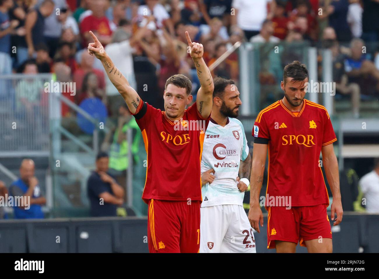 Rom, Italien, 20. August 2023. Andrea Belotti, Linke von AS Roma, feiert mit seinen Teamkollegen während des italienischen Meisterschaftsfußballspiels Der Serie A zwischen Roma und Salernitana im Olympiastadion Stockfoto Rom, Italien, 20. August 2023. Andrea Belotti, Linke von AS Roma, feiert mit seinen Teamkollegen während des italienischen Meisterschaftsfußballspiels Der Serie A zwischen Roma und Salernitana im Olympiastadion Stockfoto