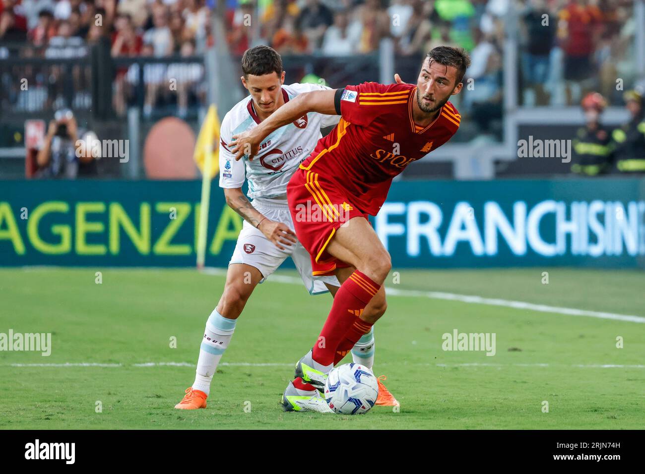 Rom, Italien, 20. August 2023. Bryan Cristante, rechts, von AS Roma, wird von Domagoj Bradaric, von Salernitana, während des italienischen Meisterschaftsfußballspiels Der Serie A zwischen Roma und Salernitana im Olympiastadion gefordert Stockfoto