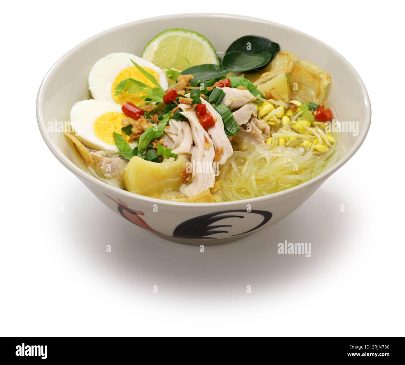 Soto Ayam, eine indonesische Hühnchennudelsuppe isoliert auf weißem Hintergrund Stockfoto