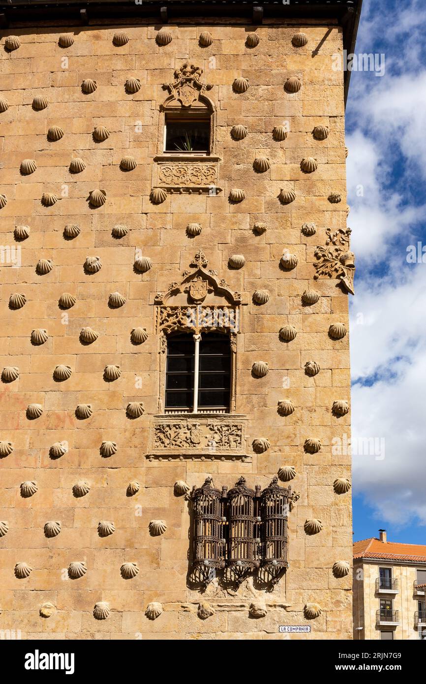 Salamanca, Spanien , 04.10.21. Casa de las Conchas in Salamanca, Spanien, Fassade mit Muschelschnitzereien, gotischer Stil, Fenster mit Wappen. Stockfoto