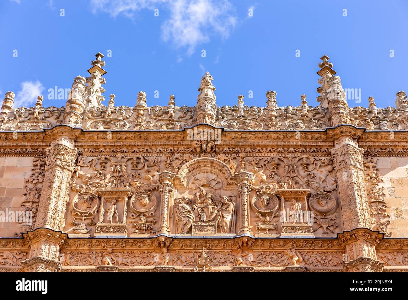 Universität von Salamanca, Vorderseite aus Stein Platereske Fassade des Gebäudes Escuelas Mayores mit dekorativen Reliefs und Figuren. Stockfoto