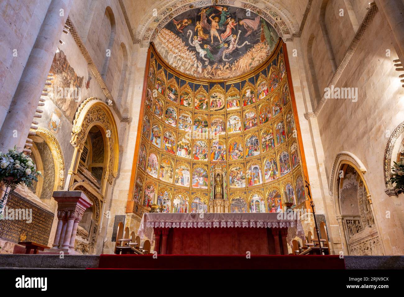 Salamanca, Spanien, 06.10.21. Das Altarbild der Alten Kathedrale (Catedral Vieja) in Salamanca mit Tischen und Ikonen, die das Leben Jesu zeigen, reich Stockfoto