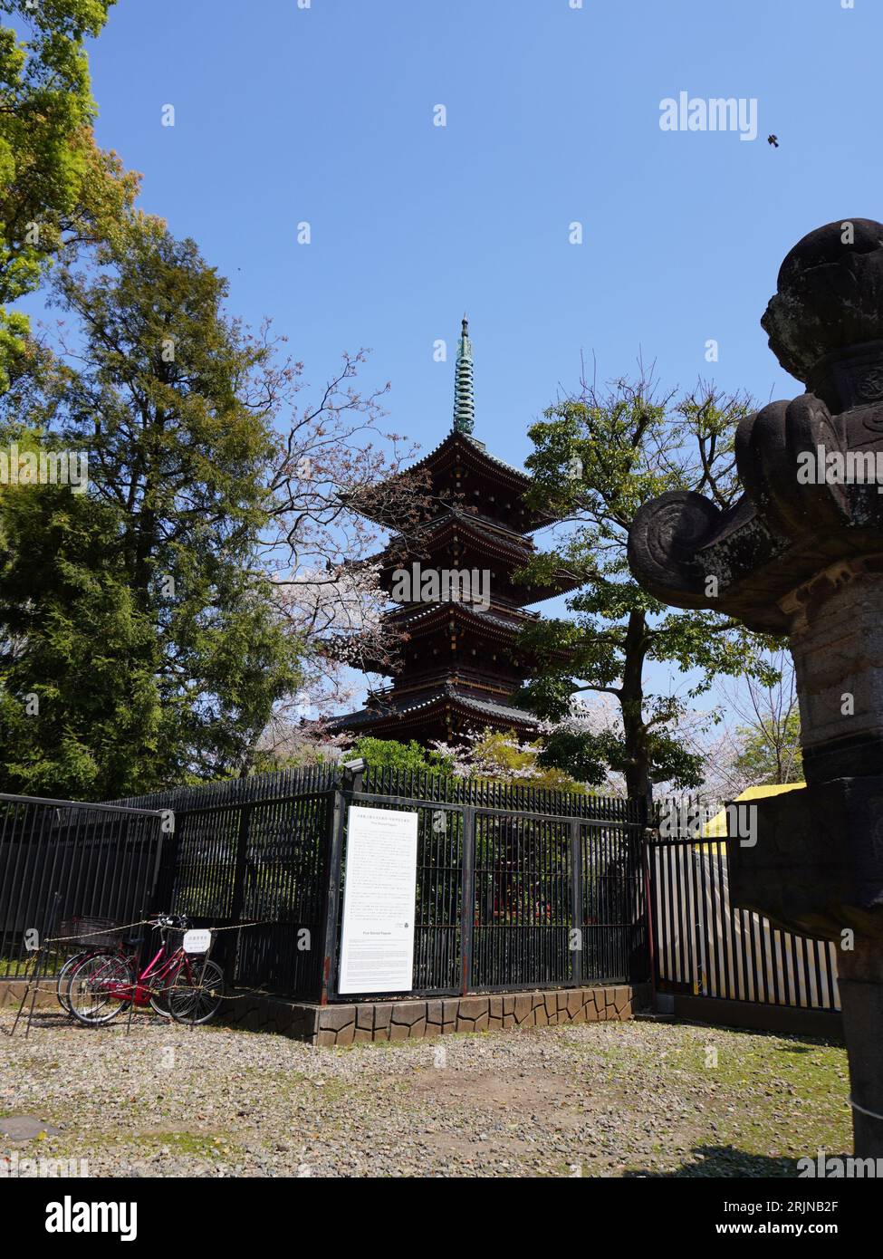 Die Kanei-JI-Tempelpagode in Tokio, Japan, steht hoch am Himmel Stockfoto