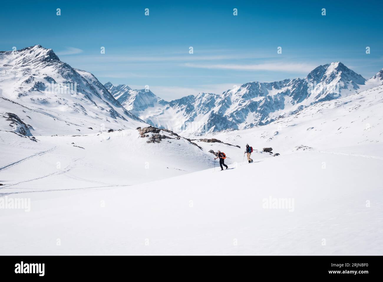 Eine atemberaubende Winterszene mit Abenteurern im Senalstal in Südtirol Stockfoto