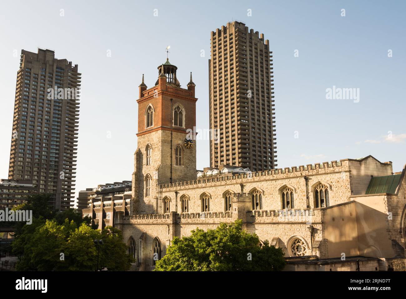 The tower of St Giles-without-Cripplegate in the City of London dwarfed by modern highrise sykscrapers on the Barbican Estate, London, England, U.K. Stockfoto