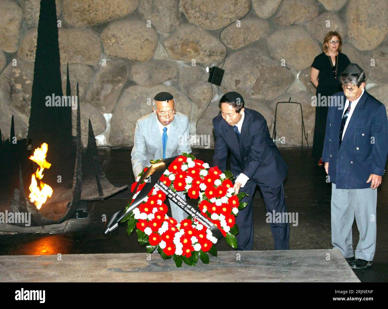 Bildnummer: 50923048 Datum: 30.08.2005 Copyright: imago/Xinhua Wang Jiarui (CHN/Abteilungsleiter für internationale Verbindungen des Zentralkomitees der KP) legt einen Kranz in der Holocaust-Gedenkstätte Yad Vashem während seines Staatsbesuches in Israel nieder, Personen; 2005, Jerusalem, Politiker, ZK, Kommunistische Partei, Staatsbesuch, Staatsbesuche, Besuch, CPC, Gedenkstätte, Gedenkstätten, Gedenken, Kranzniederlegung, Holocaustgedenkstätte, Jad Washem, Yadvashem, Yadwashem, Jadvashem, Jadwashem; , quer, Kbdig, Gruppenbild, Internationale Politik, Politik, Israel, Aktion, People Stockfoto