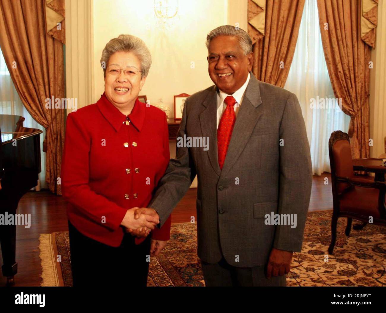 Sellapan Ramanathan Nathan (Re., SIN./Präsident Republik Singapur) empfängt Wu Yi (CHN/Vizepremier China) in Singapur - PUBLICATIONxNOTxINxCHN Sellapan Rama Nathan Right Sin President Republic Singapore erhält Wu Yi CHN Vize-Premier China in Singapur PUBLICATIONxNOTxINxCHN Stockfoto