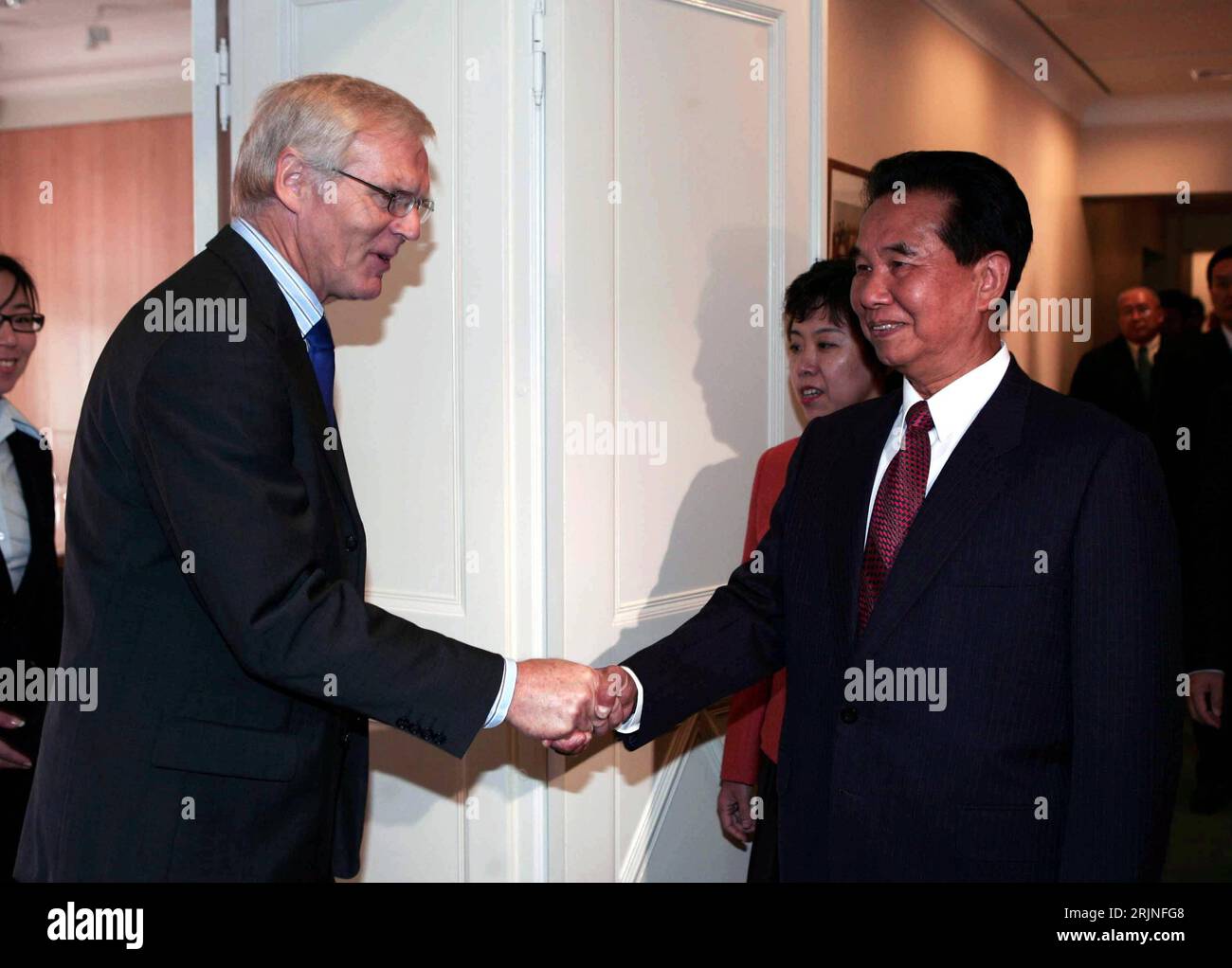 Bildnummer: 50925159 Datum: 21.09.2005 Copyright: imago/Xinhua Wu Guanzheng (Re., CHN/Mitglied im Politbüro der KP China) zu Besuch bei Bosse Ringholm (SWE/Stellvertretender Premierminister) in Stockholm, Personen , optimistisch; 2005, Stockholm, Politiker, Pressetermin, Besuch, Besuche, Staatsbesuch, Staatsbesuche, Guanzeng, Kommunistische Partei, Shakehands, Shake Hands, Handschlag, begrüßen; , quer, Kbdig, Gruppenbild, Close, Internationale Politik, Politik, Schweden, Randbild, Leute Stockfoto